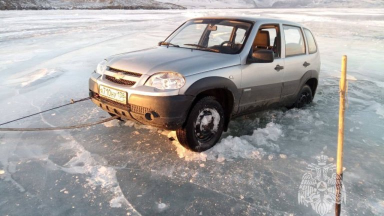 Сразу два автомобиля оказались в промоине на Байкале в проливе Малое Море